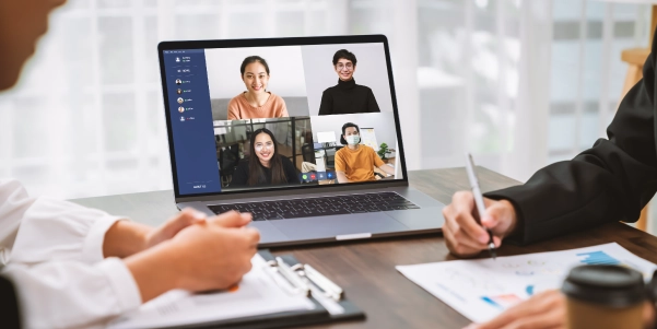 ミーティングを行っている画像