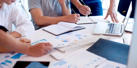 戦略を立てている画像